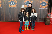 Danielle Waldleitner und ihre Kinder Luan, Liya und Luis (©Foto: Martin Schmitz)